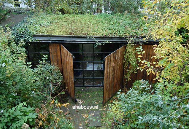 tuinhuis met begroeid dak